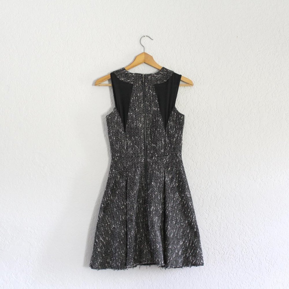 Bebe Dress elegant black white tweed mesh trim fringe hem Women's Sz 0 - Picture 3 of 12